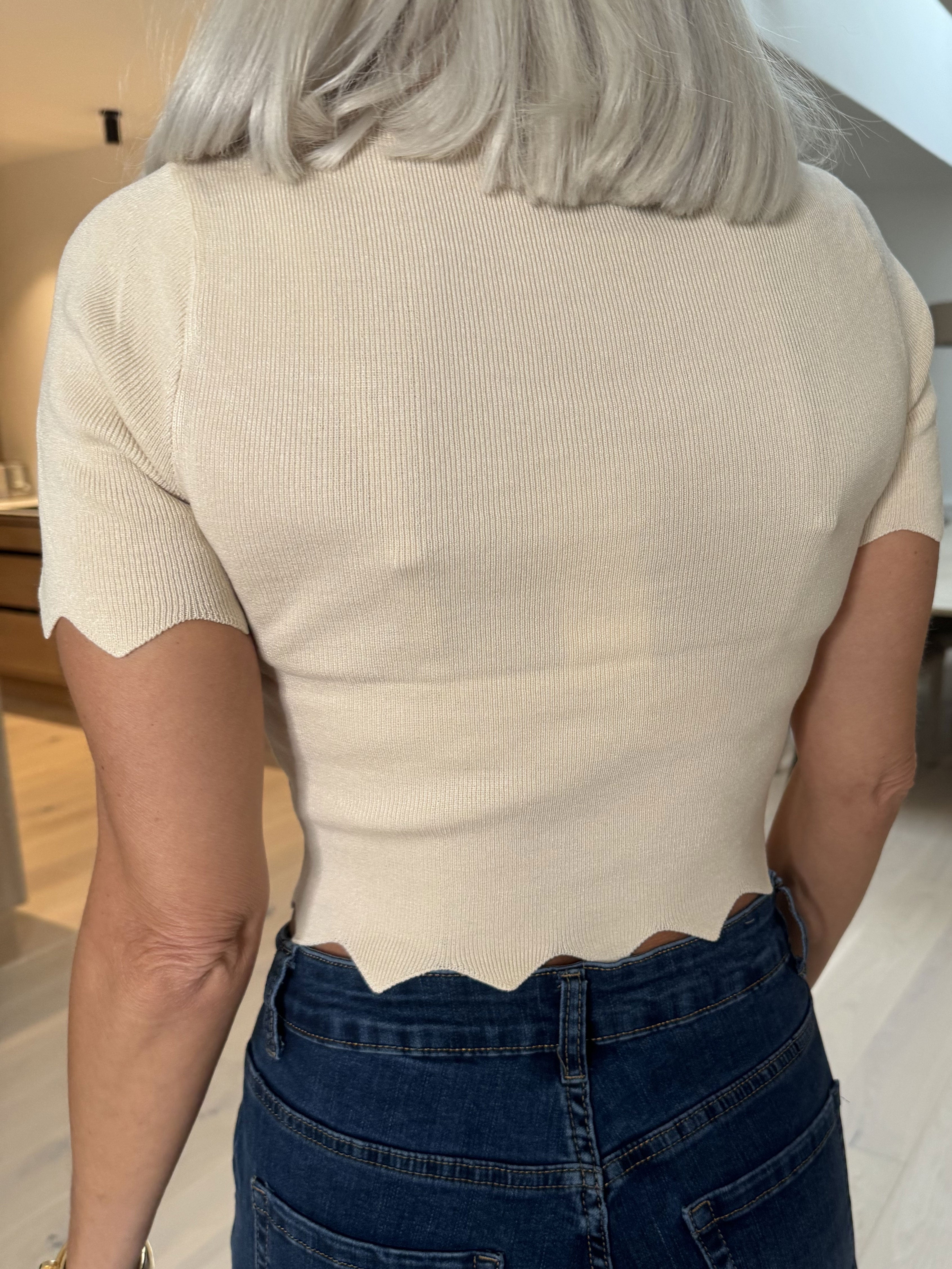 Elvira Crop Top - Tætsiddende elastisk bluse med kantet udskæring.